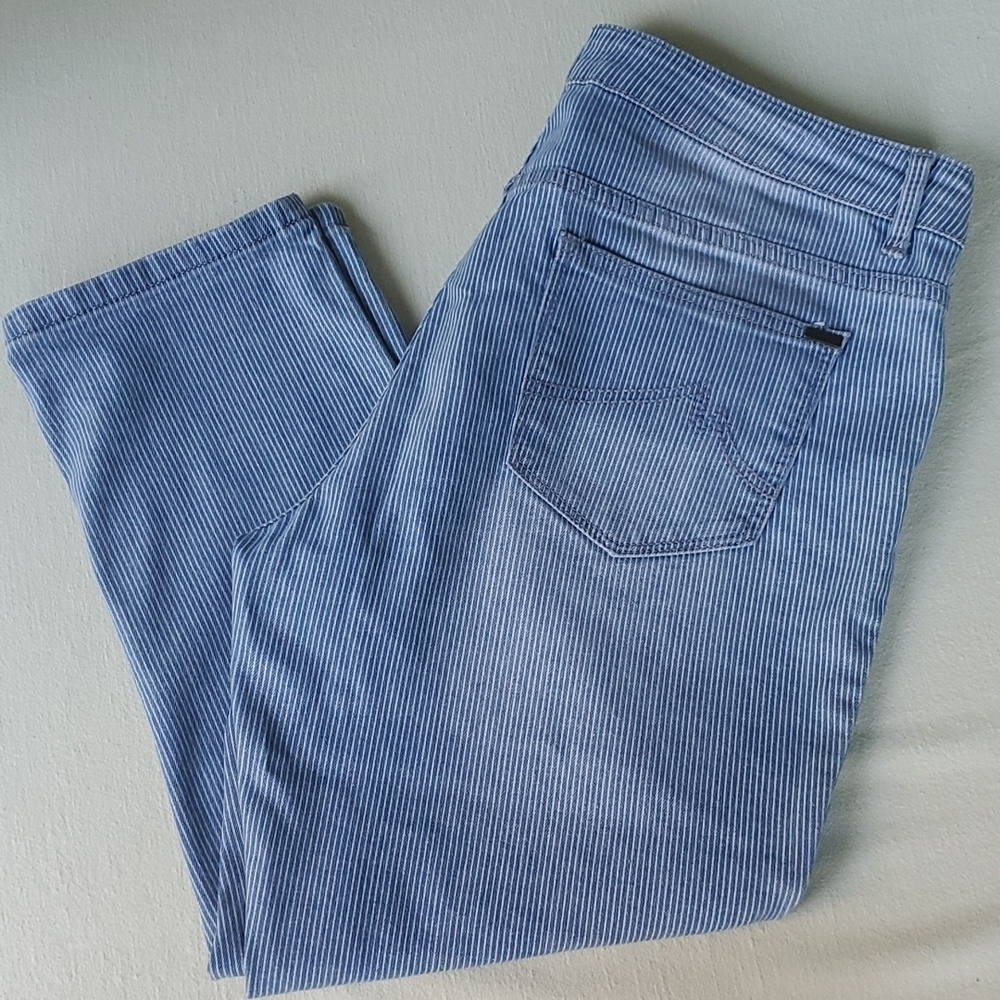 MAX JEANS- MID RISE CAPRI'S